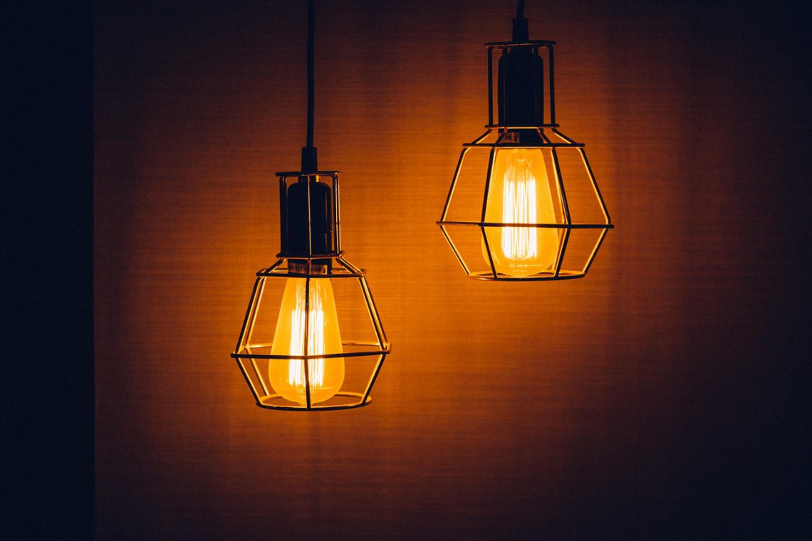 Top 5 designerskich lamp do nowoczesnego salonu