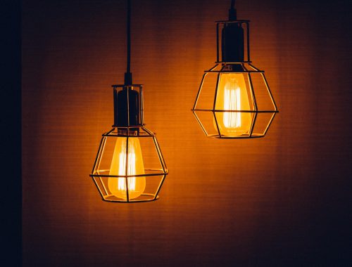 Top 5 designerskich lamp do nowoczesnego salonu
