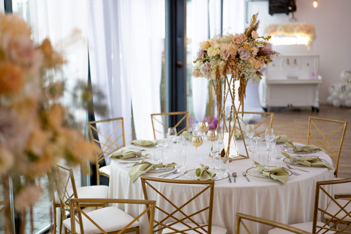 stolik z nakryciem na wesele