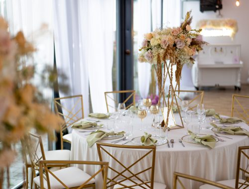 stolik z nakryciem na wesele