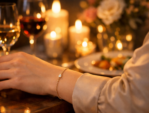 Elegancka bransoletka damska na nadgarstku kobiety podczas romantycznej kolacji rocznicowej przy świecach