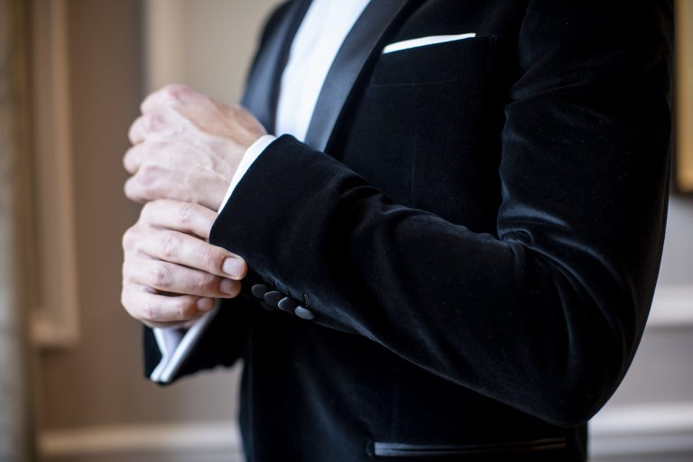 Jak wybrać idealny garnitur na ślub? Klasyka, styl i najczęstsze błędy