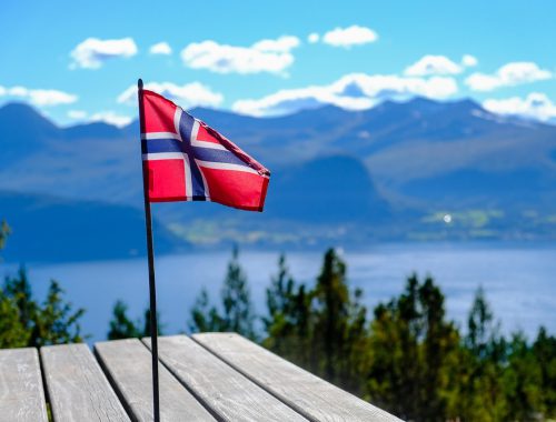 Jak tanio podróżować po Norwegii? Sposoby na oszczędzanie podczas urlopu