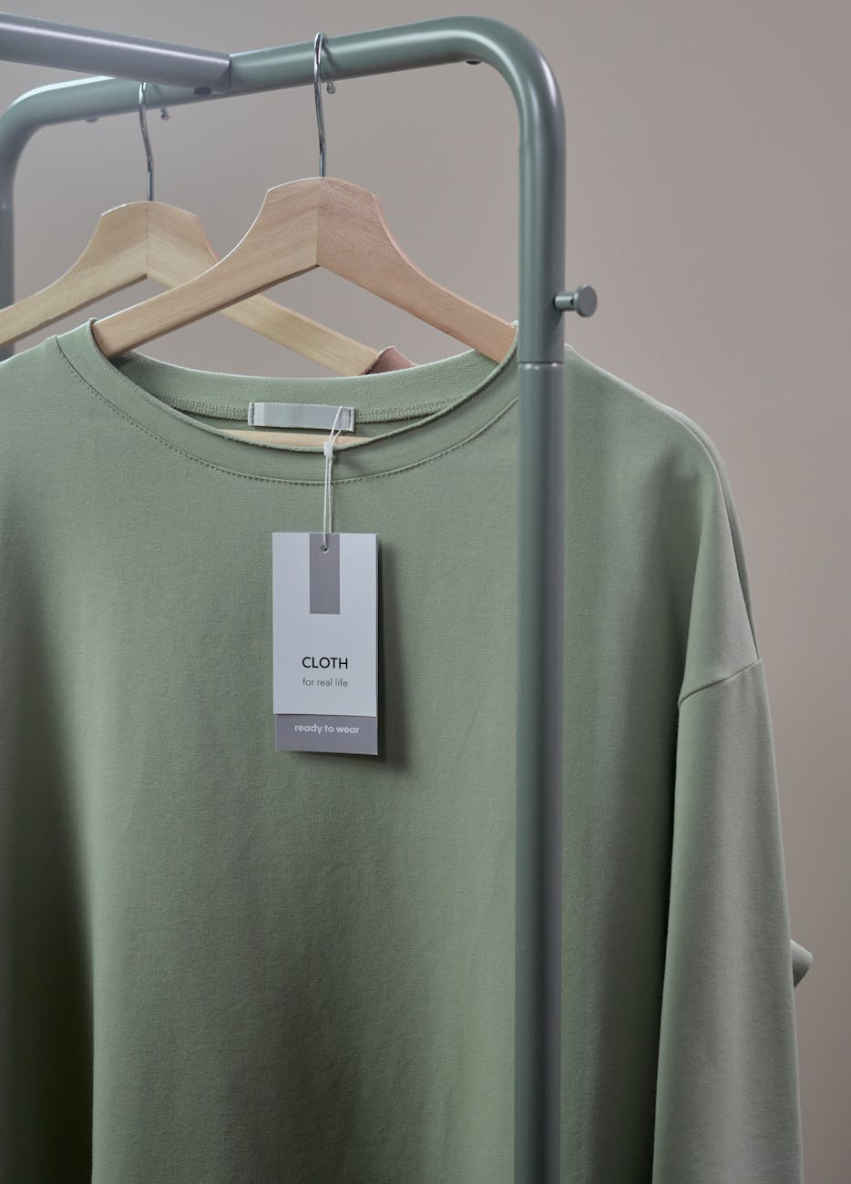 t-shirt z wszywką materiałową i etykietą papierową