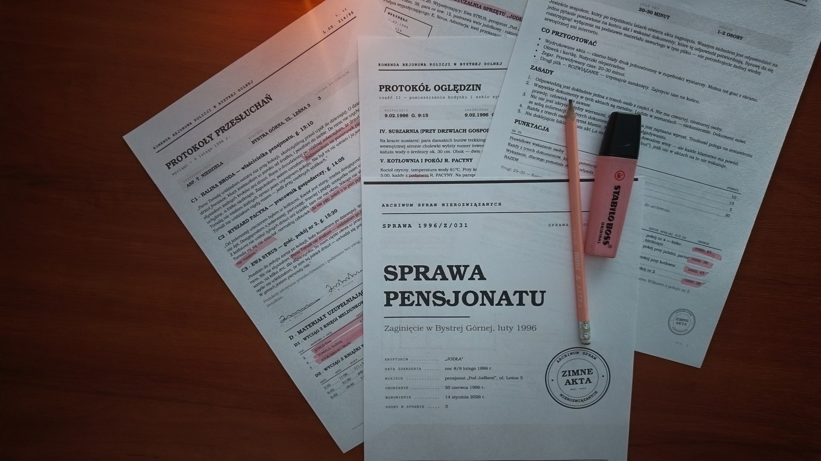Pomysł na rocznicę ślubu w domu: wieczór we dwoje z zagadką kryminalną